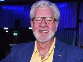 马修·凯利(Matthew Kelly)说，74岁的他花光了所有的钱，“被迫继续工作”