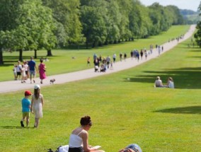 英国热浪:今天气温达到34摄氏度，所有地区都发布了高温健康警报